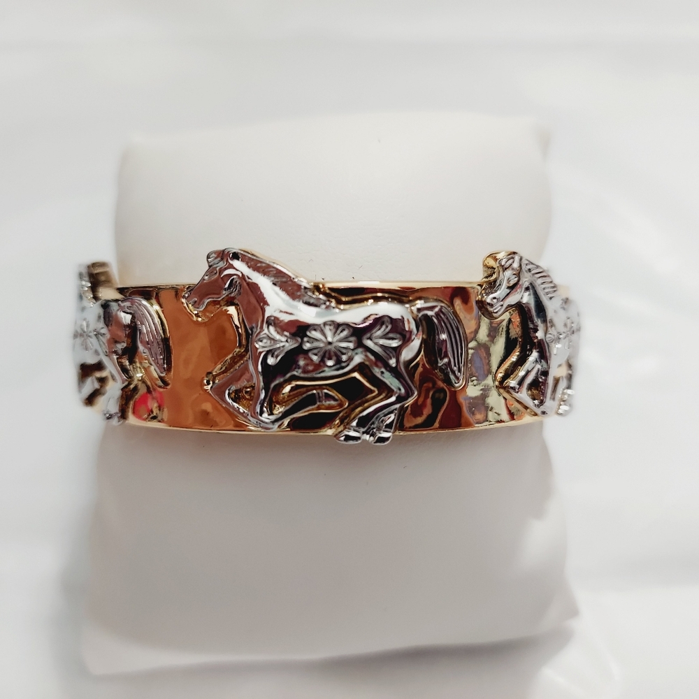 NWT Piper K Silver And Gold Bangle Bracelet With Horses - Picture 2 of 8